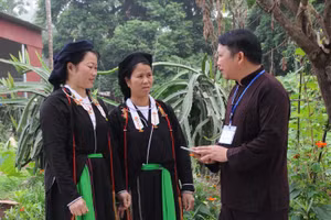 Tuyên truyền, phổ biến tới đồng bào DTTS về chủ trương của Đảng, chính sách pháp luật của Nhà nước, để cùng nhau phát triển kinh tế và giữ gìn bản sắc văn hóa truyền thống. Ảnh: Chu Kiều