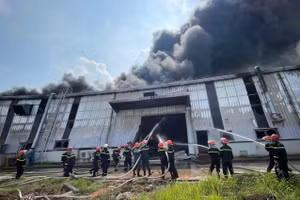 Sau 1 giờ nỗ lực, đám cháy đã được dập tắt hoàn toàn. (Ảnh: Lê Minh)