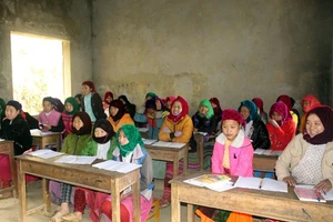 Các học viên đủ mọi lứa tuổi ở lớp xoá mù chữ của xã Sà Phìn, Tuyên Quang