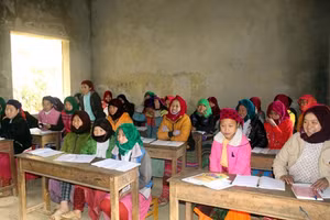 Các học viên đủ mọi lứa tuổi ở lớp xoá mù chữ của xã Sà Phìn, Tuyên Quang