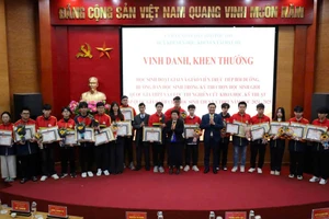 Lãnh đạo Sở GD&ĐT, Hội Khuyến học tỉnh Phú Thọ và nhà tài trợ khen thưởng học sinh.