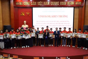 Lãnh đạo Sở GD&ĐT, Hội Khuyến học tỉnh Phú Thọ và nhà tài trợ khen thưởng học sinh.