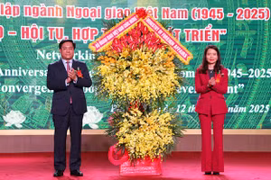 Thứ trưởng Bộ Ngoại giao Việt Nam Nguyễn Minh Hằng tặng hoa chúc mừng hội nghị.