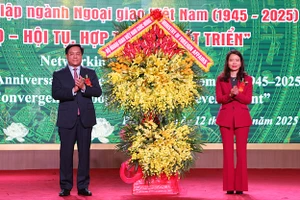 Thứ trưởng Bộ Ngoại giao Việt Nam Nguyễn Thị Minh Hằng tặng hoa chúc mừng hội nghị.