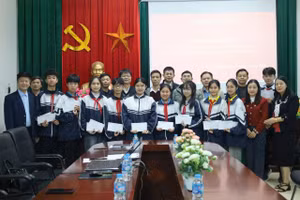 Phòng GD&ĐT cùng Quỹ khuyến học huyện Tam Đảo thưởng ‘nóng’ giáo viên, học sinh đạt thành tích thi khoa học kỹ thuật.