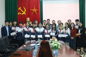 Phòng GD&ĐT cùng Quỹ khuyến học huyện Tam Đảo thưởng ‘nóng’ giáo viên, học sinh đạt thành tích thi khoa học kỹ thuật.