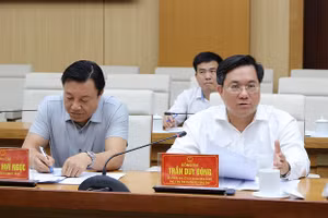 Chủ tịch UBND tỉnh Phú Thọ Trần Duy Đông (bìa phải) phát biểu chỉ đạo tại buổi làm việc.