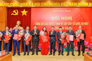 Lãnh đạo tỉnh Vĩnh Phúc chúc mừng tân Giám đốc các Sở, ngành.