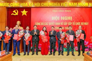 Lãnh đạo tỉnh Vĩnh Phúc chúc mừng tân Giám đốc các Sở, ngành.