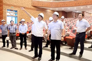 Chủ tịch UBND tỉnh Phú Thọ Trần Duy Đông kiểm tra thực tế dự án Nhà Văn hoá nghệ thuật tỉnh.