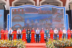 Các đại biểu cắt băng khánh thành công trình Trường THPT Trần Phú.