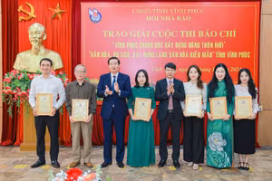 Tác giả, nhóm tác giả đạt giải A Cuộc thi "Văn hóa, du lịch, xây dựng Làng văn hóa kiểu mẫu" tỉnh Vĩnh Phúc.