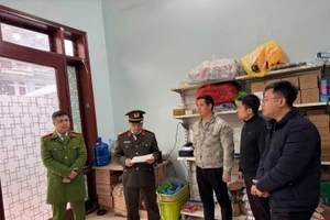 Cơ quan điều tra thi hành lệnh khám xét tại kho hàng của Yang Yifeng. Ảnh: Công an tỉnh Phú Thọ