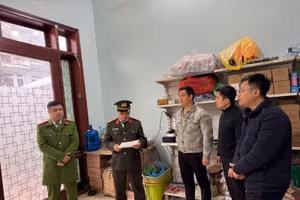 Cơ quan điều tra thi hành lệnh khám xét tại kho hàng của Yang Yifeng. Ảnh: Công an tỉnh Phú Thọ