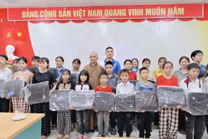 Đoàn thiện nguyện tặng quà, trao nhiều vật tư cho học sinh, Trường Dân tộc bán trú Tiểu học và THCS Xín Chải (xã Lao Chải, tỉnh Tuyên Quang).