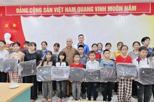Đoàn thiện nguyện tặng quà, trao nhiều vật tư cho học sinh, Trường Dân tộc bán trú Tiểu học và THCS Xín Chải (xã Lao Chải, tỉnh Tuyên Quang).