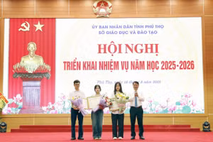 Ông Nguyễn Khắc Hiếu - Phó Chủ tịch UBND tỉnh Phú Thọ trao Bằng khen của Chủ tịch UBND tỉnh cho 3 học sinh có thành tích xuất sắc tại kỳ thi tốt nghiệp THPT 2025.