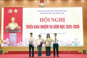 Ông Nguyễn Khắc Hiếu - Phó Chủ tịch UBND tỉnh Phú Thọ trao Bằng khen của Chủ tịch UBND tỉnh cho 3 học sinh có thành tích xuất sắc tại kỳ thi tốt nghiệp THPT 2025.