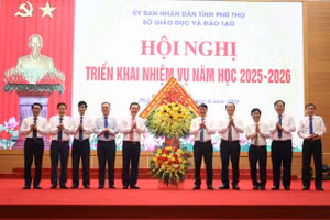 Lãnh đạo tỉnh Phú Thọ tặng hoa chúc mừng ngành Giáo dục.