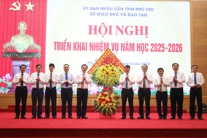 Lãnh đạo tỉnh Phú Thọ tặng hoa chúc mừng ngành Giáo dục.
