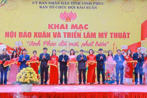 Lễ khai mạc Hội báo Xuân và Triển lãm Mỹ thuật "Vĩnh Phúc đổi mới, phát triển" diễn ra ngày 7/2 với sự tham dự của lãnh đạo Tỉnh ủy, HĐND, UBND tỉnh Vĩnh Phúc.
