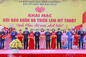 Lễ khai mạc Hội báo Xuân và Triển lãm Mỹ thuật "Vĩnh Phúc đổi mới, phát triển" diễn ra ngày 7/2 với sự tham dự của lãnh đạo Tỉnh ủy, HĐND, UBND tỉnh Vĩnh Phúc.