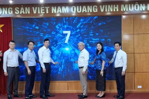 Lãnh đạo Sở GD&ĐT Hà Nội cùng các đại biểu thực hiện nghi thức ra mắt mô hình.