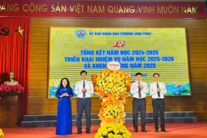 Lãnh đạo phường Vĩnh Phúc tặng hoa chúc mừng hội nghị.