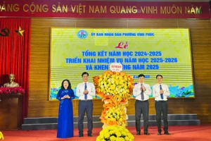 Lãnh đạo phường Vĩnh Phúc tặng hoa chúc mừng hội nghị.