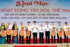 Đại biểu tỉnh Phú Thọ trao cờ lưu niệm cho các cụm xã, phường tham gia hoạt động văn nghệ, hội trại văn hóa.