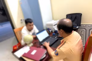 CSGT làm việc với Đào Văn Năm. (Ảnh: CSGT Vĩnh Phúc)