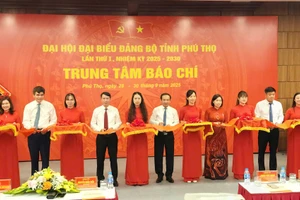 Đại biểu cắt băng khai trương Trung tâm báo chí phục vụ Đại hội đại biểu Đảng bộ tỉnh Phú Thọ lần thứ I.