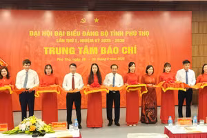 Đại biểu cắt băng khai trương Trung tâm báo chí phục vụ Đại hội đại biểu Đảng bộ tỉnh Phú Thọ lần thứ I.