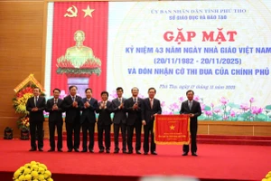 Ông Bùi Văn Quang - Phó Bí thư Thường trực Tỉnh ủy Phú Thọ (bìa phải) trao Cờ Thi đua của Chính phủ tới lãnh đạo Sở GD&ĐT Phú Thọ.