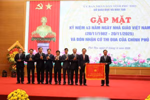 Ông Bùi Văn Quang - Phó Bí thư Thường trực Tỉnh ủy Phú Thọ (bìa phải) trao Cờ Thi đua của Chính phủ tới lãnh đạo Sở GD&ĐT Phú Thọ.