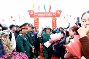 Thanh niên Hà Giang hăng hái lên đường nhập ngũ.