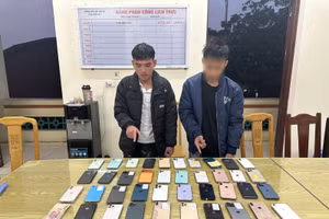 Hà Văn Tuấn (bên trái) và Hà Hiếu H. bị bắt giữ cùng tang vật vụ án.