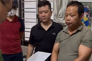 Đằng Văn Sơn (áo xám, ngoài cùng bìa phải) chủ quán Karaoke 88 bị bắt. (Ảnh: Công an tỉnh Phú Thọ)