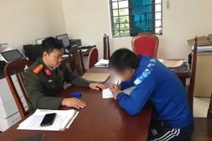 Công an xã Hợp Lý làm việc với anh T. Ảnh: Công an tỉnh Phú Thọ