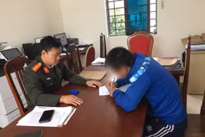 Công an xã Hợp Lý làm việc với anh T. Ảnh: Công an tỉnh Phú Thọ