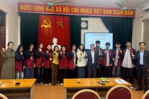 Lãnh đạo Trường THPT Tam Dương động viên học sinh trước kỳ thi chọn HSG tỉnh.