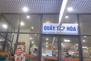 Quầy tạp hóa trong bệnh viện nơi lực lượng chức năng mượn để xử lý vụ việc.