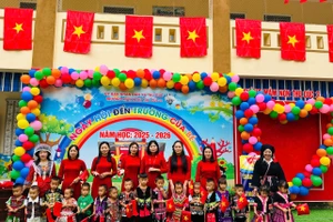Cô và trò Trường Mầm non Thu Cúc (tỉnh Phú Thọ) trong ngày hội đến trường của bé.