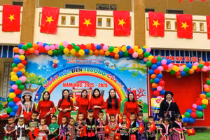 Cô và trò Trường Mầm non Thu Cúc (tỉnh Phú Thọ) trong ngày hội đến trường của bé.