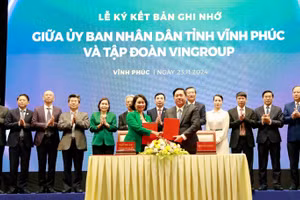 Lãnh đạo tỉnh Vĩnh Phúc và lãnh đạo Tập đoàn Vingroup ký kết Bản ghi nhớ tại hội nghị.