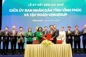 Lãnh đạo tỉnh Vĩnh Phúc và lãnh đạo Tập đoàn Vingroup ký kết Bản ghi nhớ tại hội nghị.