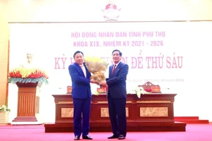 Ông Bùi Minh Châu, Bí thư Tỉnh ủy, Chủ tịch HĐND tỉnh, Trưởng Đoàn ĐBQH tỉnh Phú Thọ (bên phải) tặng hoa chúc mừng tân Phó Chủ tịch UBND tỉnh Phú Thọ Nguyễn Huy Ngọc