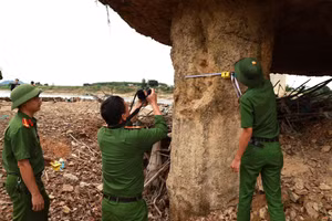 Công an tỉnh Phú Thọ kiểm tra tại hiện trường cầu Sông Lô, xã Đoàn Hùng. Ảnh: Công an tỉnh Phú Thọ