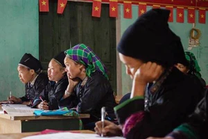 Phụ nữ dân tộc Nùng xã biên giới Bản Máy, tỉnh Tuyên Quang tham gia lớp học xóa mù chữ