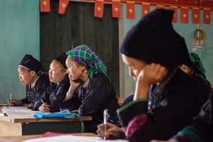 Phụ nữ dân tộc Nùng xã biên giới Bản Máy, tỉnh Tuyên Quang tham gia lớp học xóa mù chữ